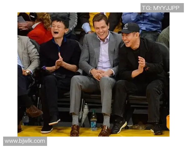 与足球明星同框合影的那位神秘明星究竟是谁呢